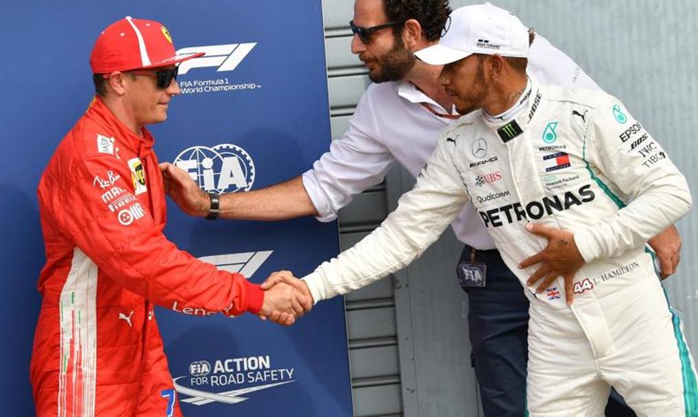 Lewis Hamilton si congratula con Kimi Raikkonen per la pole. ANSA
